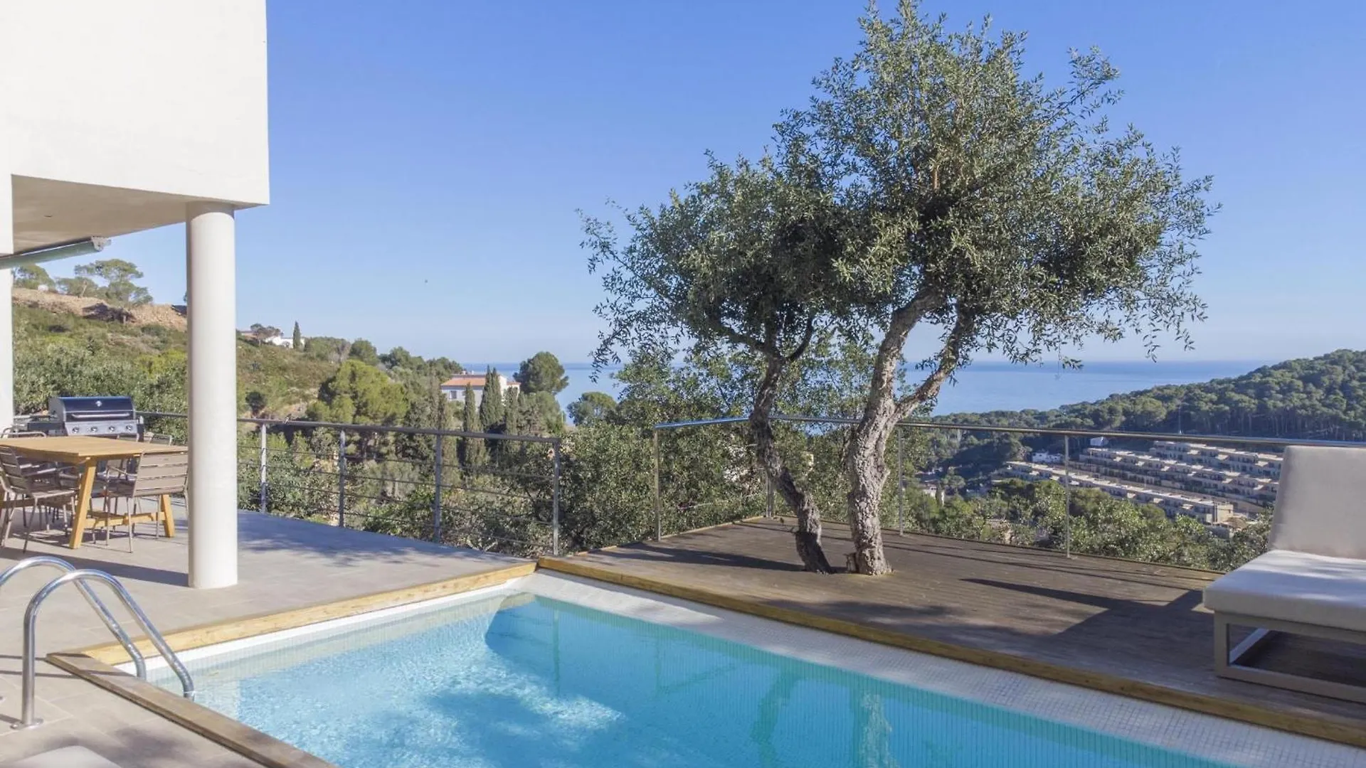 Leo Villa Begur 0*,